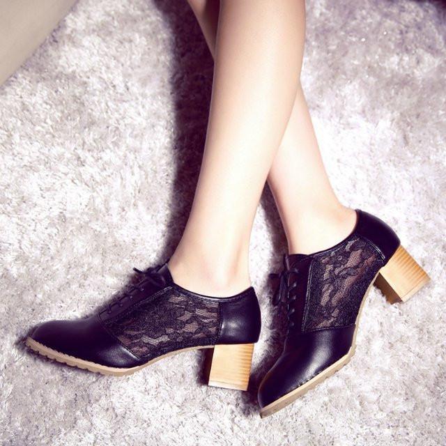 Klassieke veterschoenen met mesh hoge hak