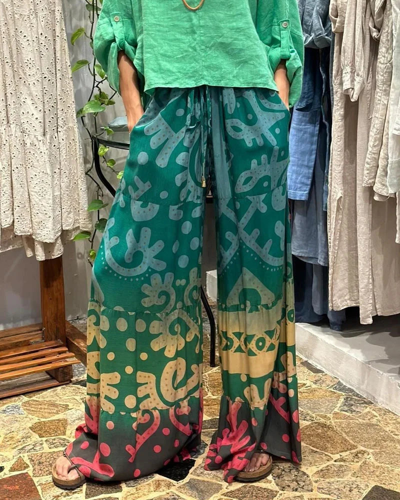 Tweedelige set bestaande uit een casual top en een broek met print