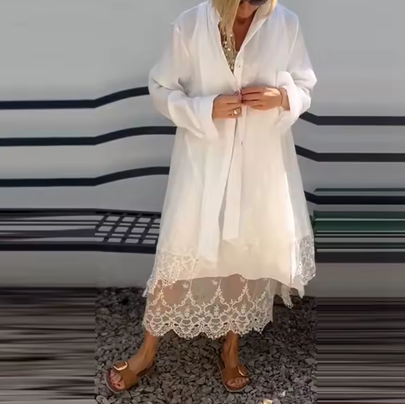 Lange jurk met modieuze details en licht jasje inbegrepen