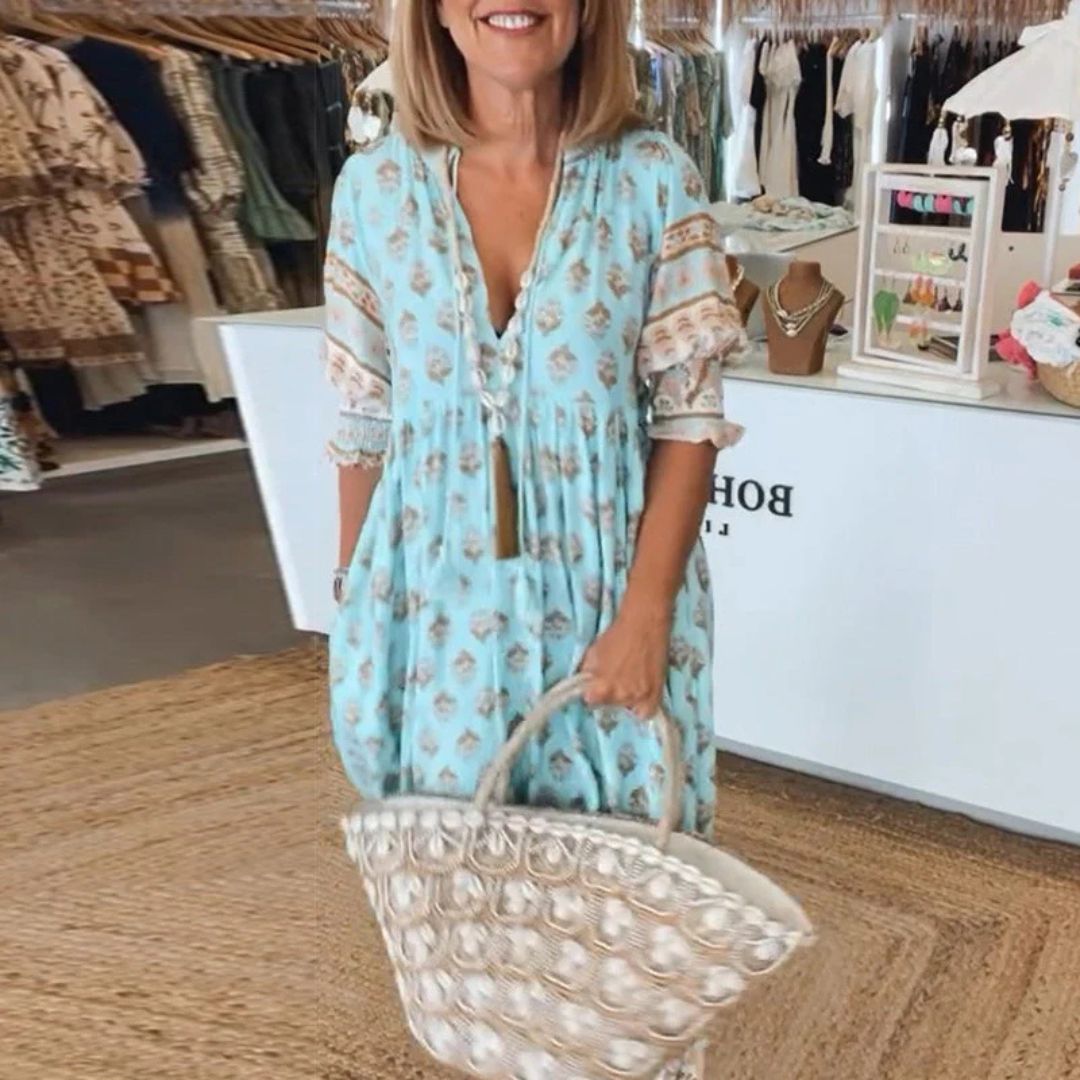 Zomerjurk in bohemian stijl en vloeiend ontwerp