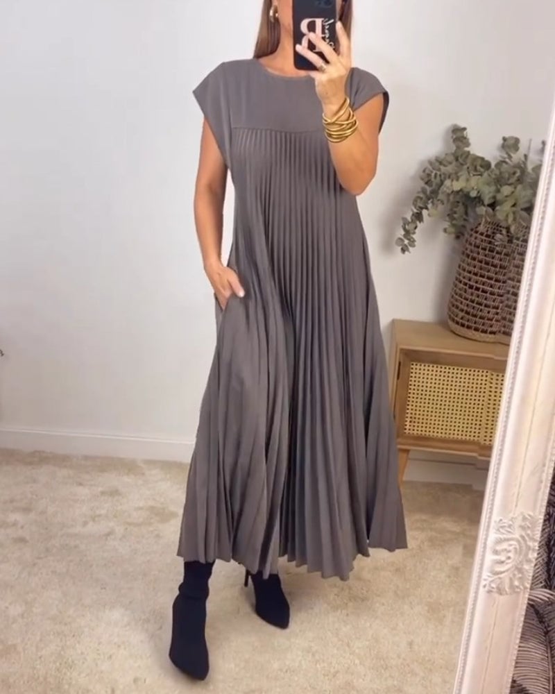 Casual midi-jurk met geplooid patroon, ideaal voor een moderne en ontspannen look.