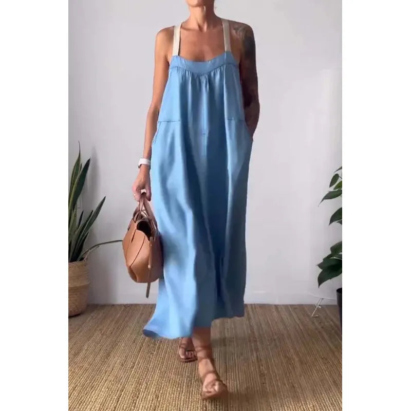 Lange chambray jurk met zakken en contrasterende schouderbandjes in de kleur beau blue
