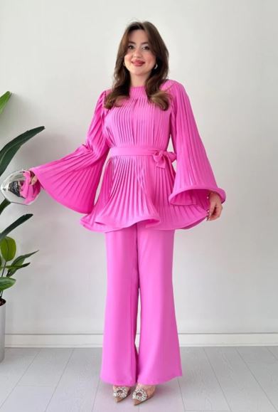 Top en broek met plooien en uitlopende vorm