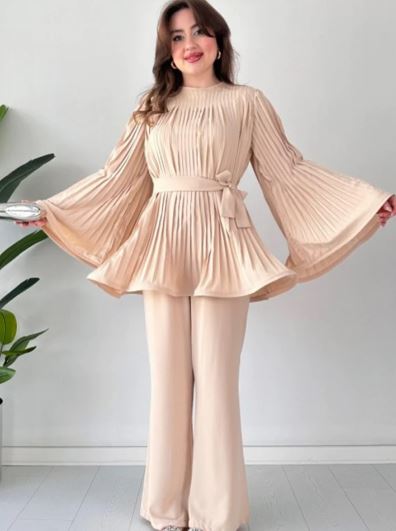 Top en broek met plooien en uitlopende vorm