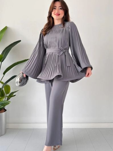Top en broek met plooien en uitlopende vorm