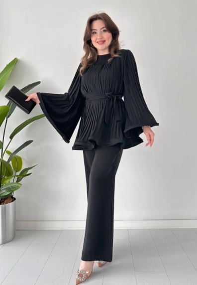 Top en broek met plooien en uitlopende vorm