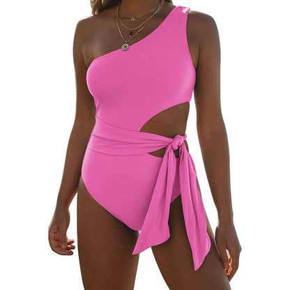 Seraphina® | Badpak met asymmetrische halslijn, uitsnede en strikband in de taille