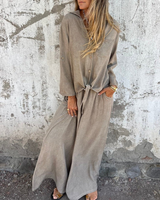 Elegante dameszomeroutfit met wijde broek en knoopblouse met lange mouwen