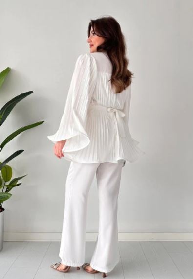 Top en broek met plooien en uitlopende vorm