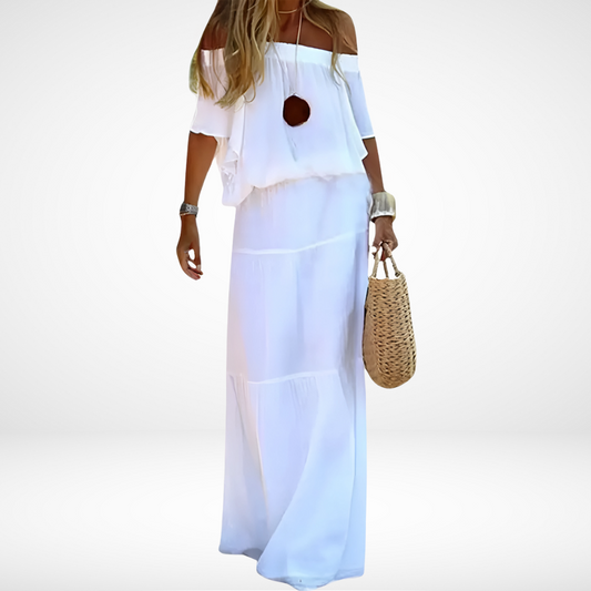 Elegante witte maxi-jurk voor op de schouders voor op het strand