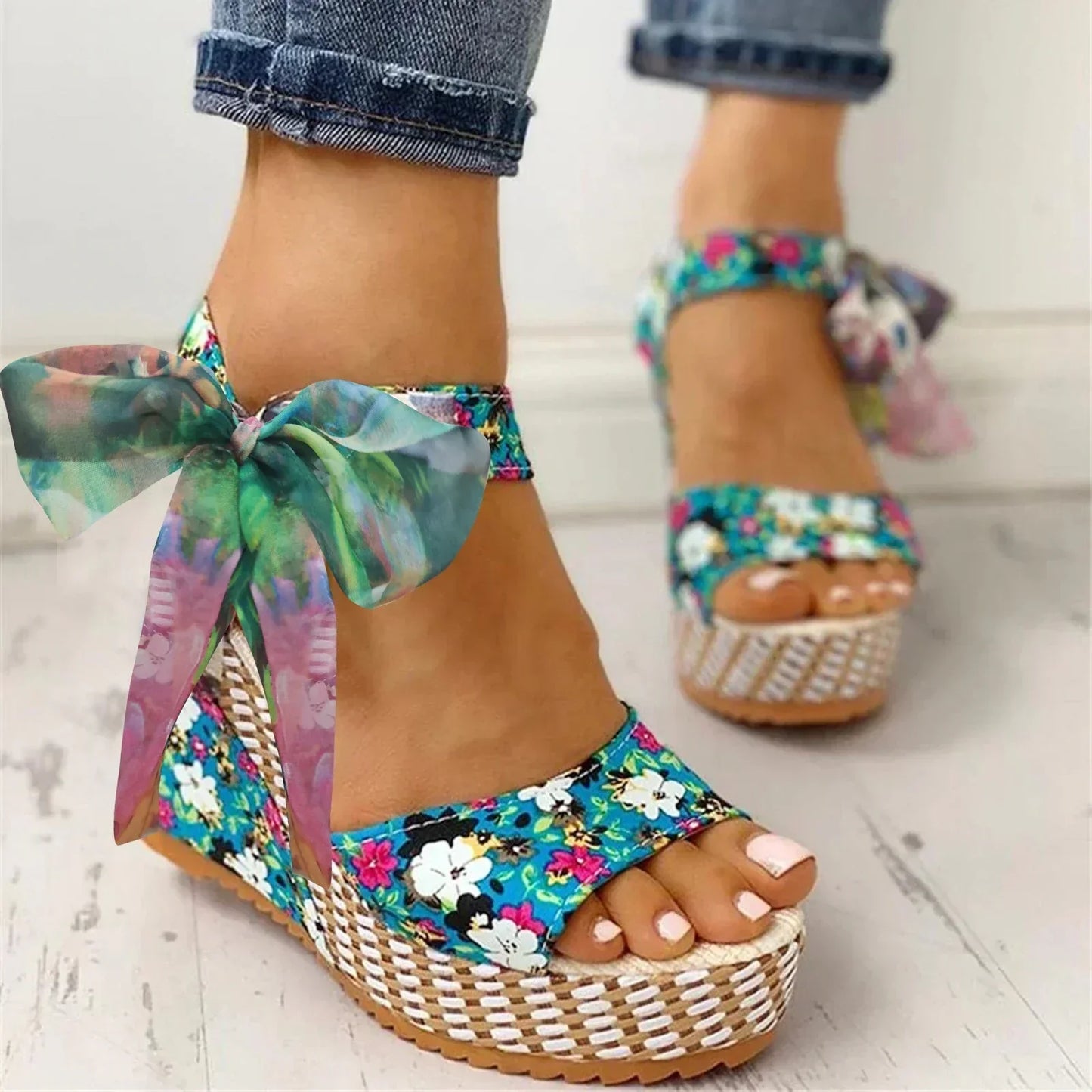 Ana® | Sandalen met sleehak en bloemmotief