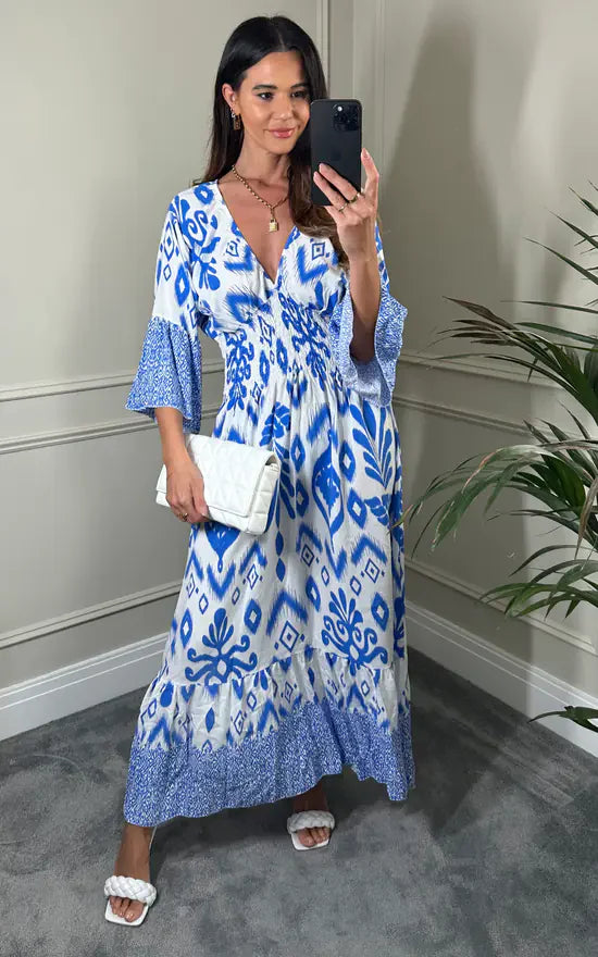 Lange jurk met V-hals en bloemenprint in blauw en wit