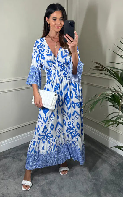 Lange jurk met V-hals en bloemenprint in blauw en wit
