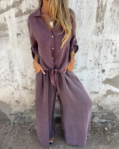 Elegante dameszomeroutfit met wijde broek en knoopblouse met lange mouwen