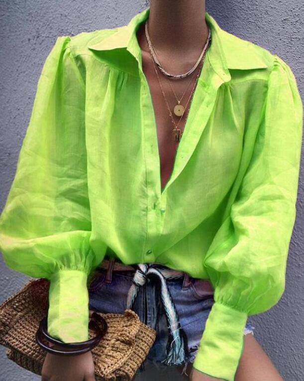 Laconieke blouse met diepe halslijn: de perfecte combinatie van comfort en stijl