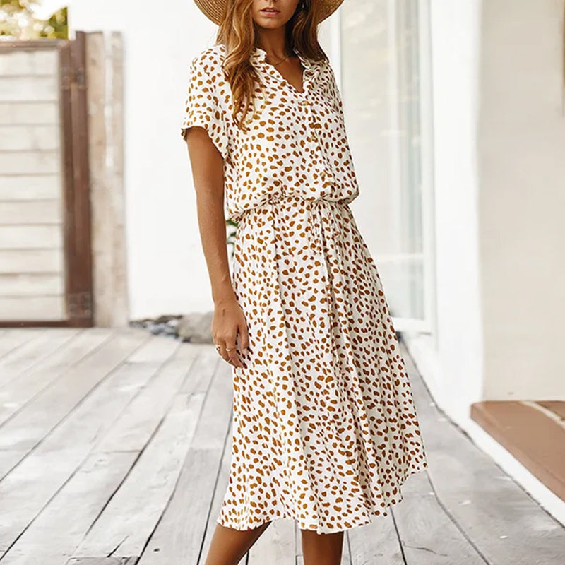 zomerjurk met korte mouwen en stippenpatroon