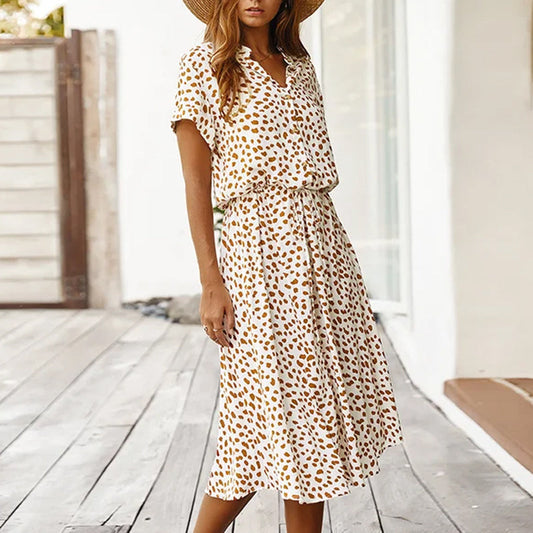 zomerjurk met korte mouwen en stippenpatroon
