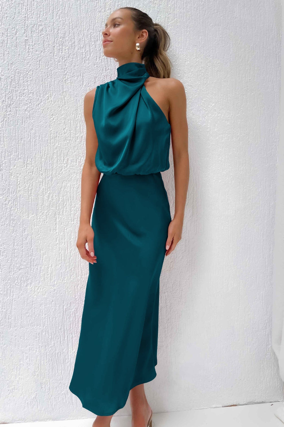 Elegante lange jurk met asymmetrische halslijn en verfijnd design