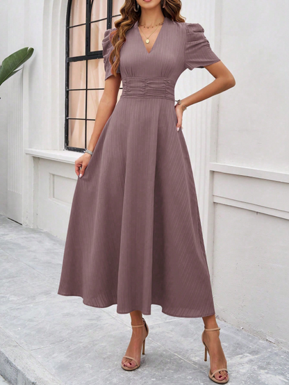 Midi cocktailjurk met gerimpelde taille, wijde mouwen en pofmouwen.