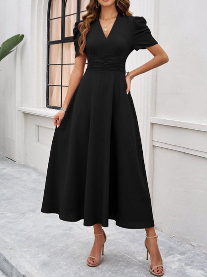 Midi cocktailjurk met gerimpelde taille, wijde mouwen en pofmouwen.