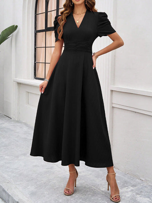 Midi cocktailjurk met gerimpelde taille, wijde mouwen en pofmouwen.