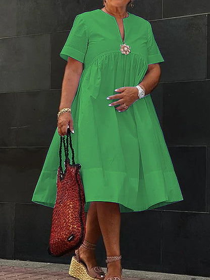 Daleyza - Effen midi-jurk met bloemenbroche