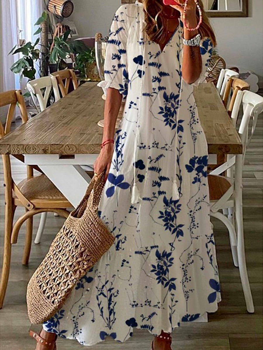 Devia - Blauwe losvallende maxi jurk met een sweetheart halslijn in bloemen