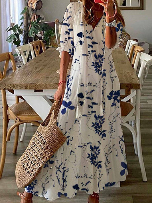 Devia - Blauwe losvallende maxi jurk met een sweetheart halslijn in bloemen