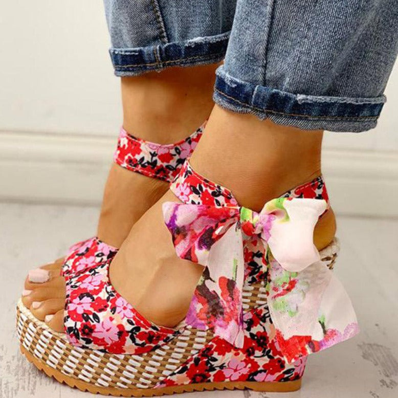 Ana® | Sandalen met sleehak en bloemmotief