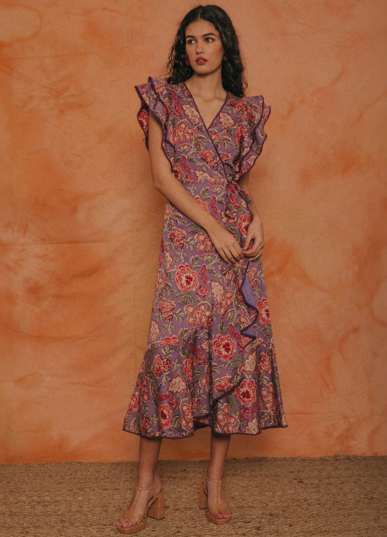 Stijlvolle midi-jurk met retro bloemenprint en losse vlindermouwen