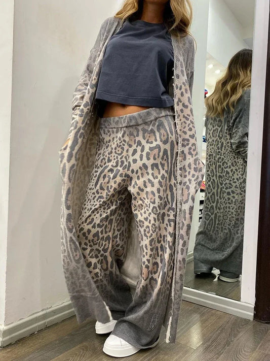 Set bestaande uit een gilet met luipaardprint, een tas met lange mouwen en een broek met elastische tailleband