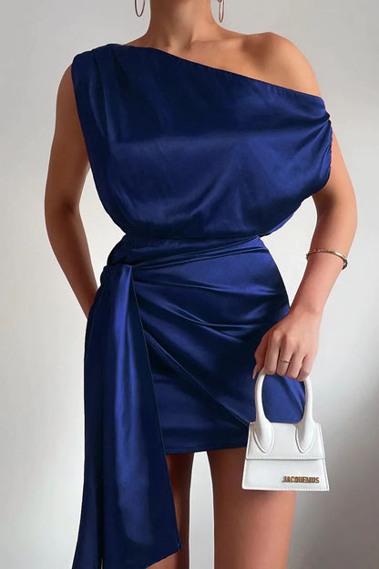 Elegante mini-jurk met één schouder en flatterende pasvorm