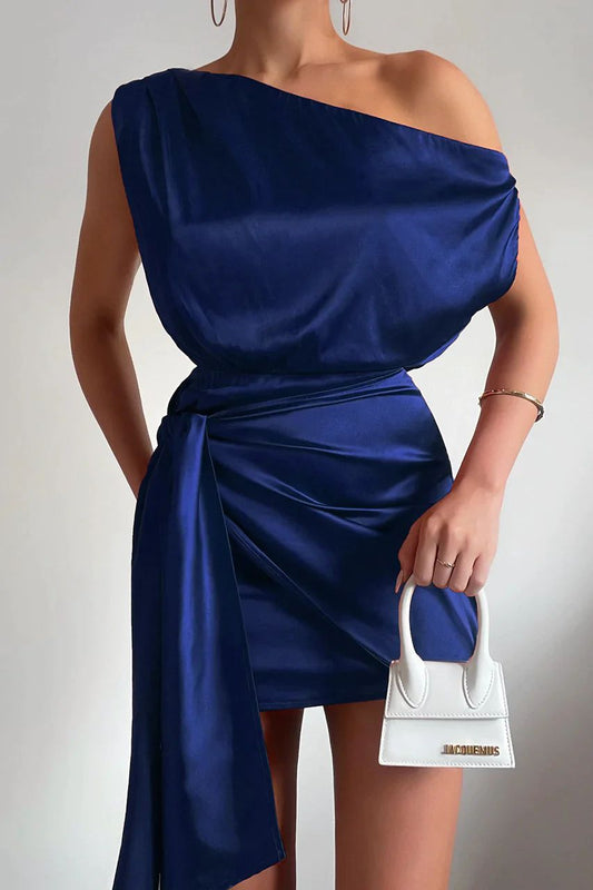 Elegante mini-jurk met één schouder en flatterende pasvorm