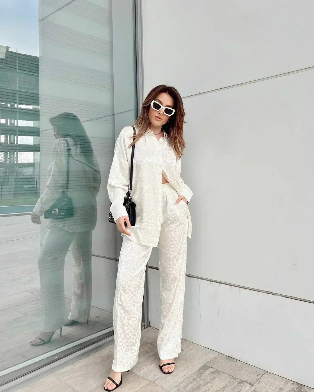 Elegante blouse met knoopsluiting en broek met wijde pijpen