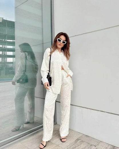 Elegante blouse met knoopsluiting en broek met wijde pijpen