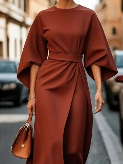 Elegante midi-jurk met klokmouwen en ceintuur