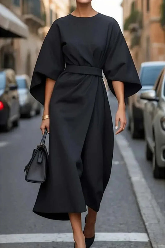 Elegante midi-jurk met klokmouwen en ceintuur