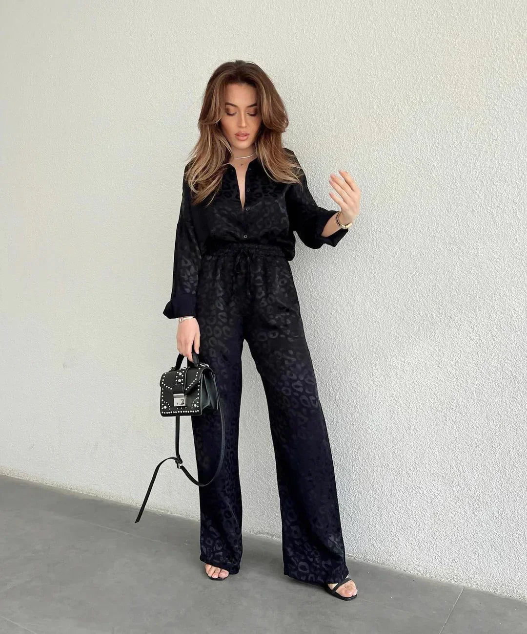 Elegante blouse met knoopsluiting en broek met wijde pijpen