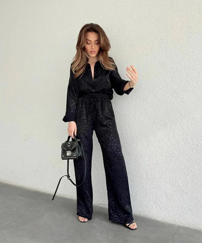 Elegante blouse met knoopsluiting en broek met wijde pijpen