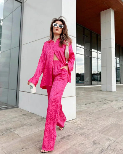 Elegante blouse met knoopsluiting en broek met wijde pijpen