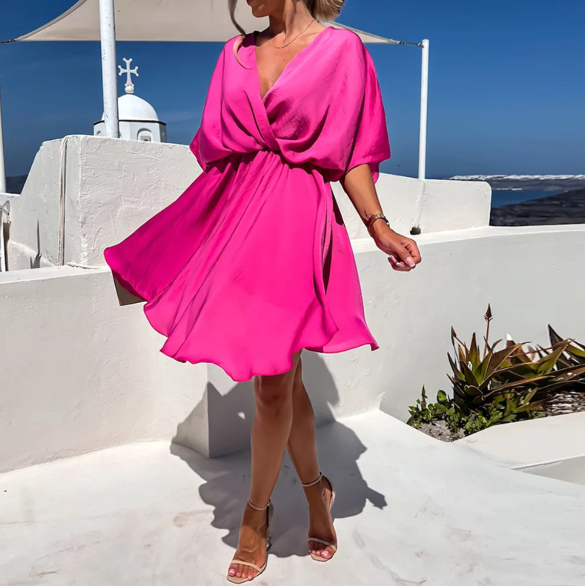 wijde mini-jurk in zomerse stijl en modern design