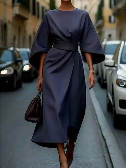 Elegante midi-jurk met klokmouwen en ceintuur
