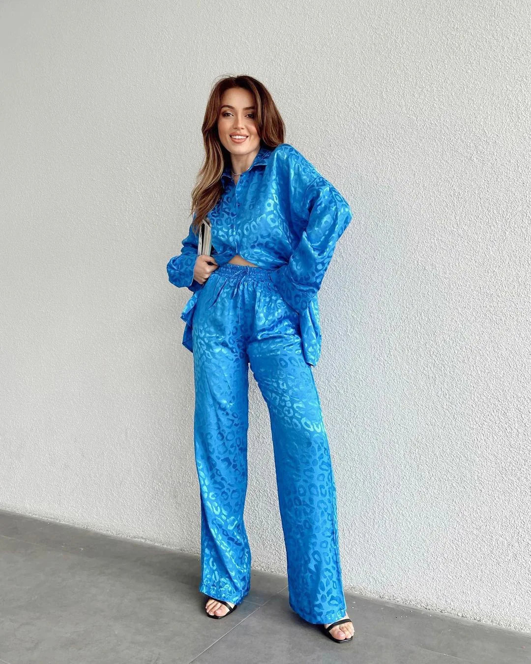 Elegante blouse met knoopsluiting en broek met wijde pijpen