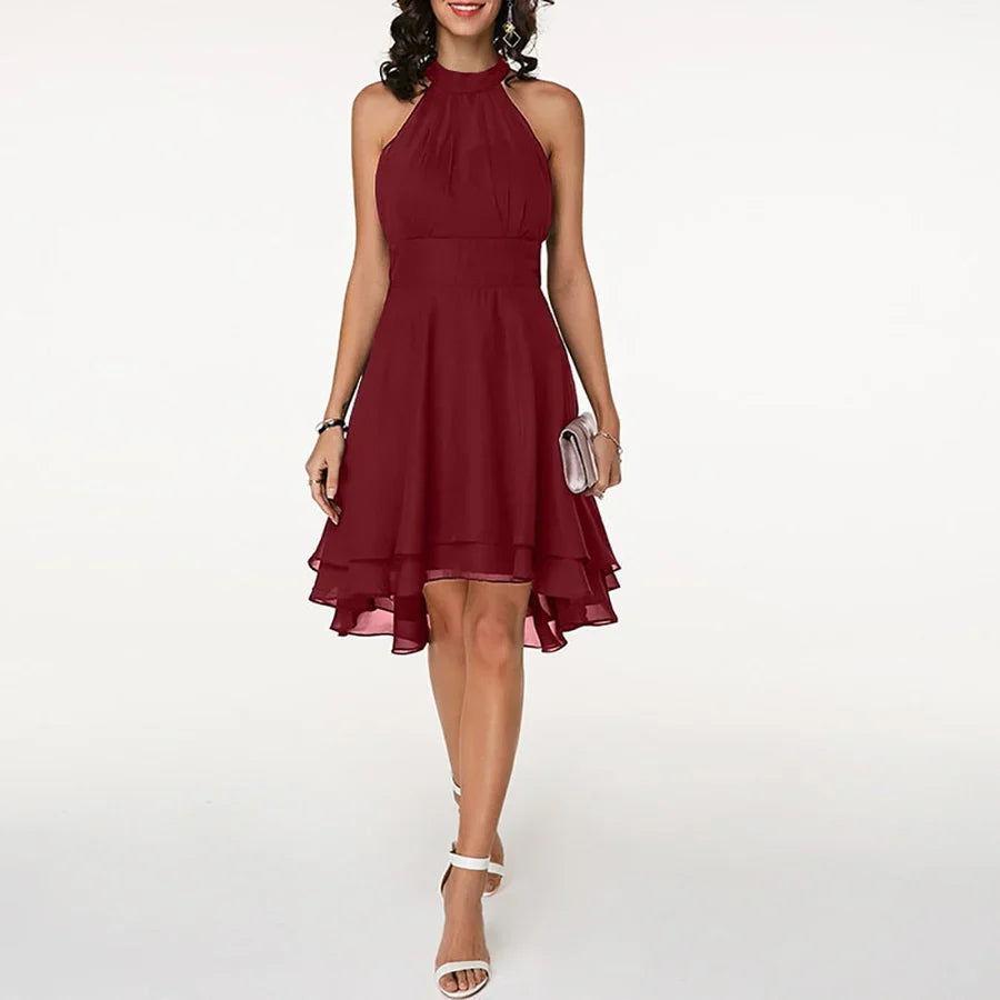 Elegante korte jurk met ruches en asymmetrische halslijn tot halverwege de taille