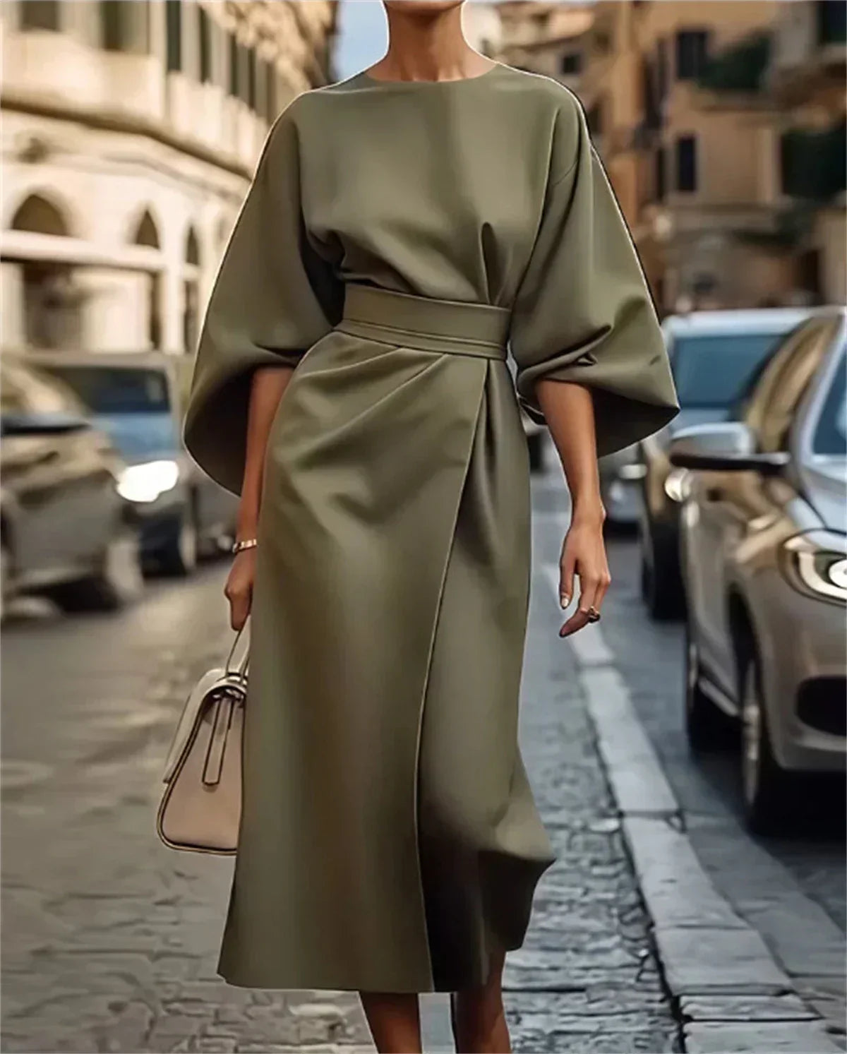 Elegante midi-jurk met klokmouwen en ceintuur
