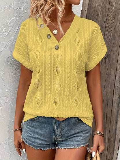 T-shirt met knoopdecoratie en V-hals - Structuurstof & korte mouwen