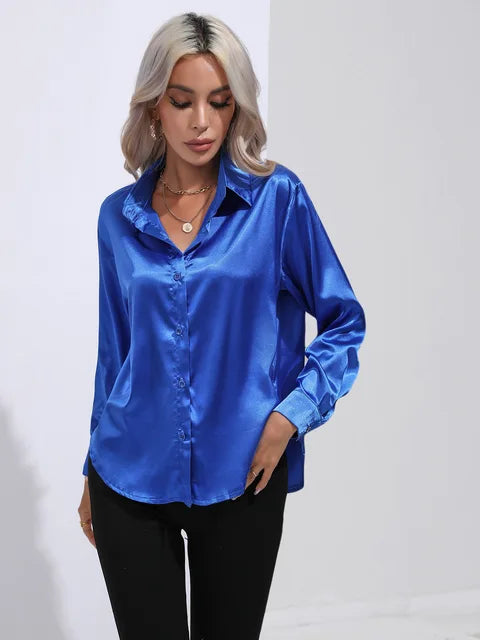 Elegante satijnen damesblouse met lange mouwen en knoopsluiting