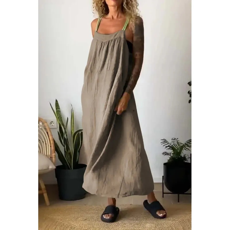 Lange chambray jurk met zakken en contrasterende schouderbandjes in de kleur beau blue