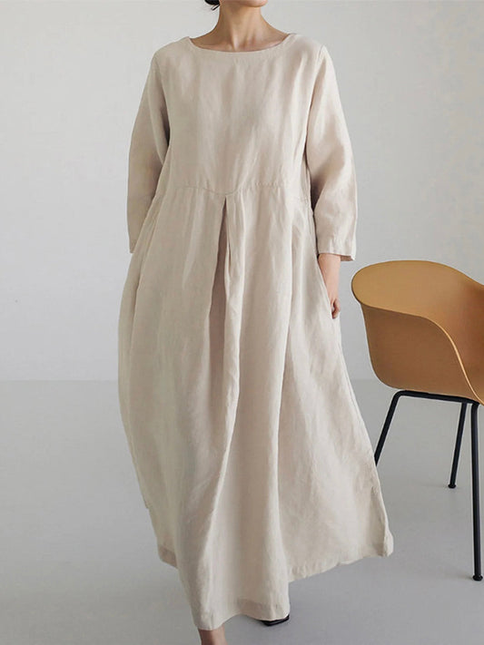 Elegante lange jurk in minimalistische stijl met een licht en comfortabel ontwerp