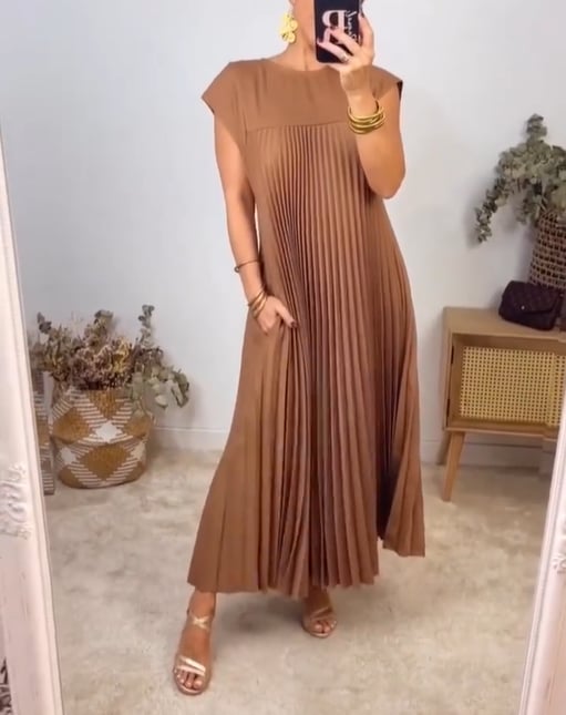 Casual midi-jurk met geplooid patroon, ideaal voor een moderne en ontspannen look.